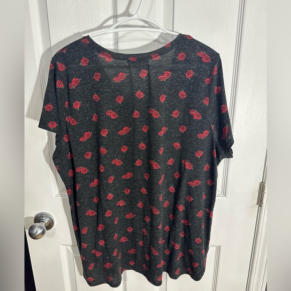 💙 3/20$ Grey shirt with red rose detail - Picture 3 of 3